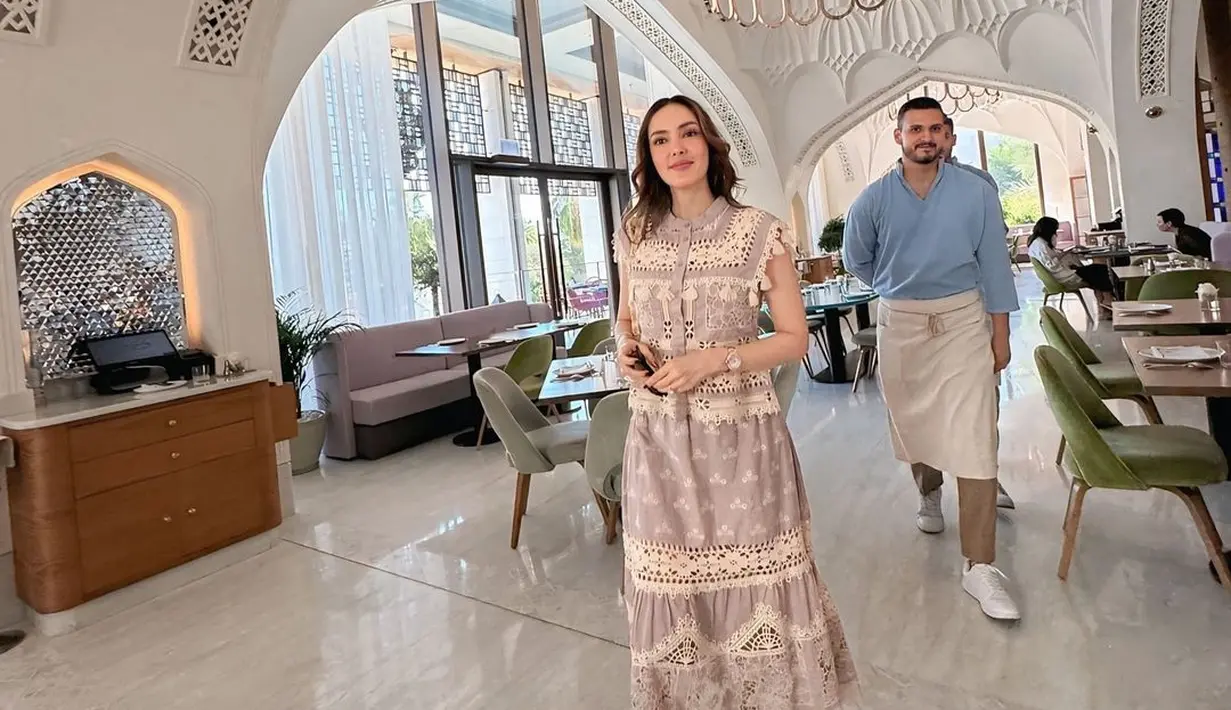 Kali ini, Cathy memperlihatkan sisi elegannya dalam balutan dress berdetail lace warna netral. Dress tersebut kemudian dilengkapi dengan sandal. [@cathysharon].