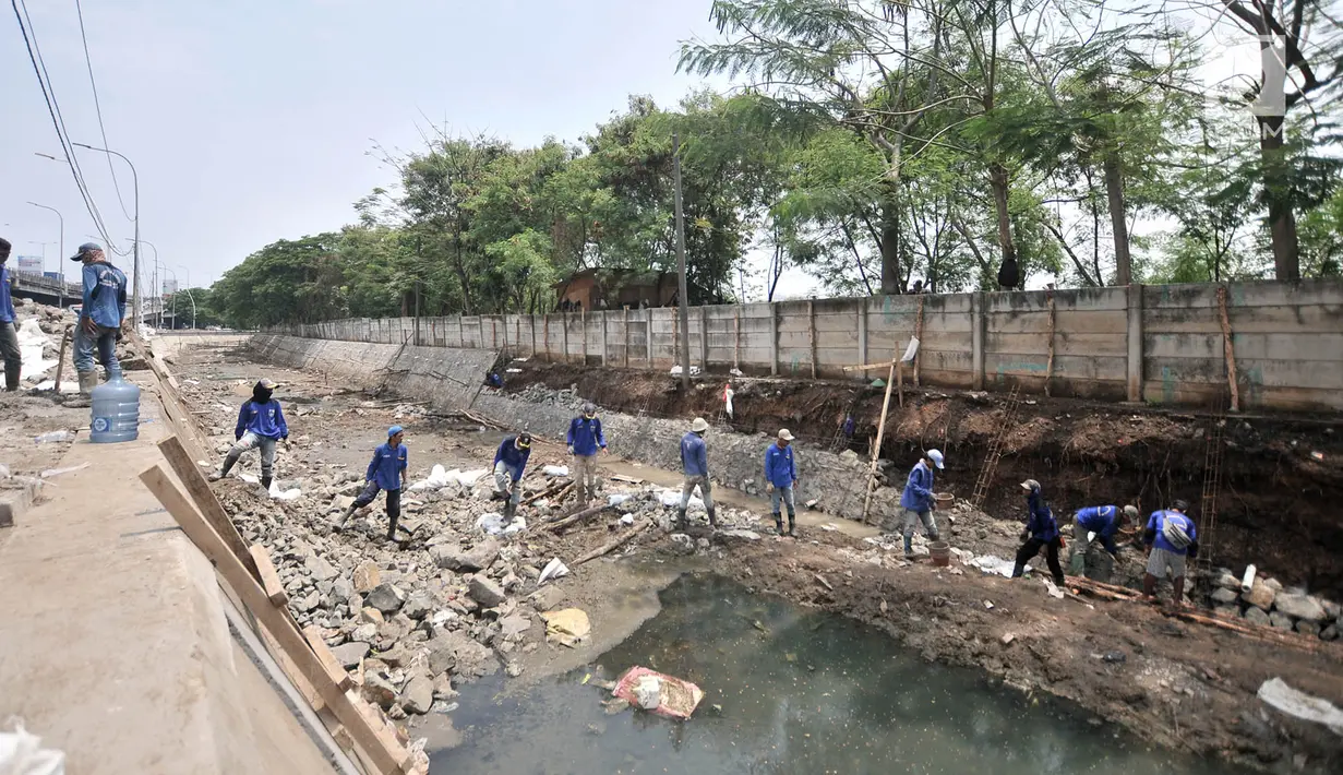 Pekerja Dinas Sumber Daya Air Jaktim menyelesaikan perbaikan turap di daerah aliran Kali Sunter, Jakarta, Rabu (31/10). Perbaikan ini merupakan bagian proyek normalisasi kali guna antisipasi banjir di kala musim penghujan. (Merdeka.com/Iqbal S. Nugroho)