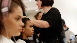 Sejumlah model saat ditata rambutnya di belakang panggung sebelum presentasi busana koleksi Spring-Summer 2018 Versace di Milan, Italia (17/6). Presentasi Spring-Summer 2018 Versace merupakan bagian dari Milan Fashion Week. (AP Photo/Antonio Calanni)