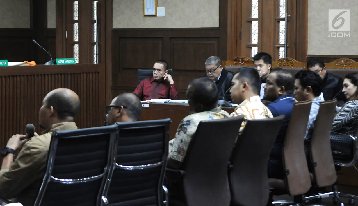 Gubernur Aceh non aktif Irwandi Yusuf saat hadir dalam sidang lanjutan dugaan suap terkait DOKA 2018 di Pengadilan Tipikor, Jakarta, Senin (11/2). Pada sidang Dedi Mulyadi mengaku menyerahkan uang Rp 1 miliar. (Liputan6.com/Herman Zakharia)