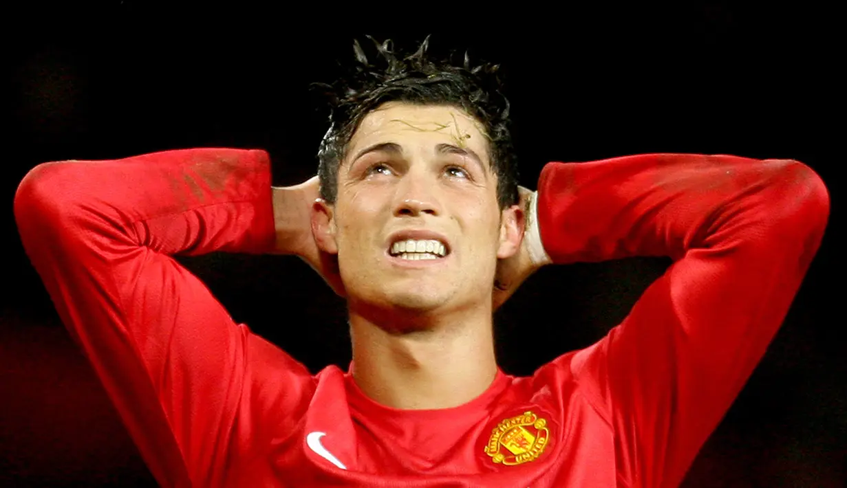 1. Cristiano Ronaldo - Sejatinya posisi CR 7 adalah gelandang serang, namun kontribusinya kepada Manchester United sudah seperti striker. Dirinya mencetak 118 gol dalam 292 laga bersama Sir Alex Ferguson. (AFP/Paul Ellis)