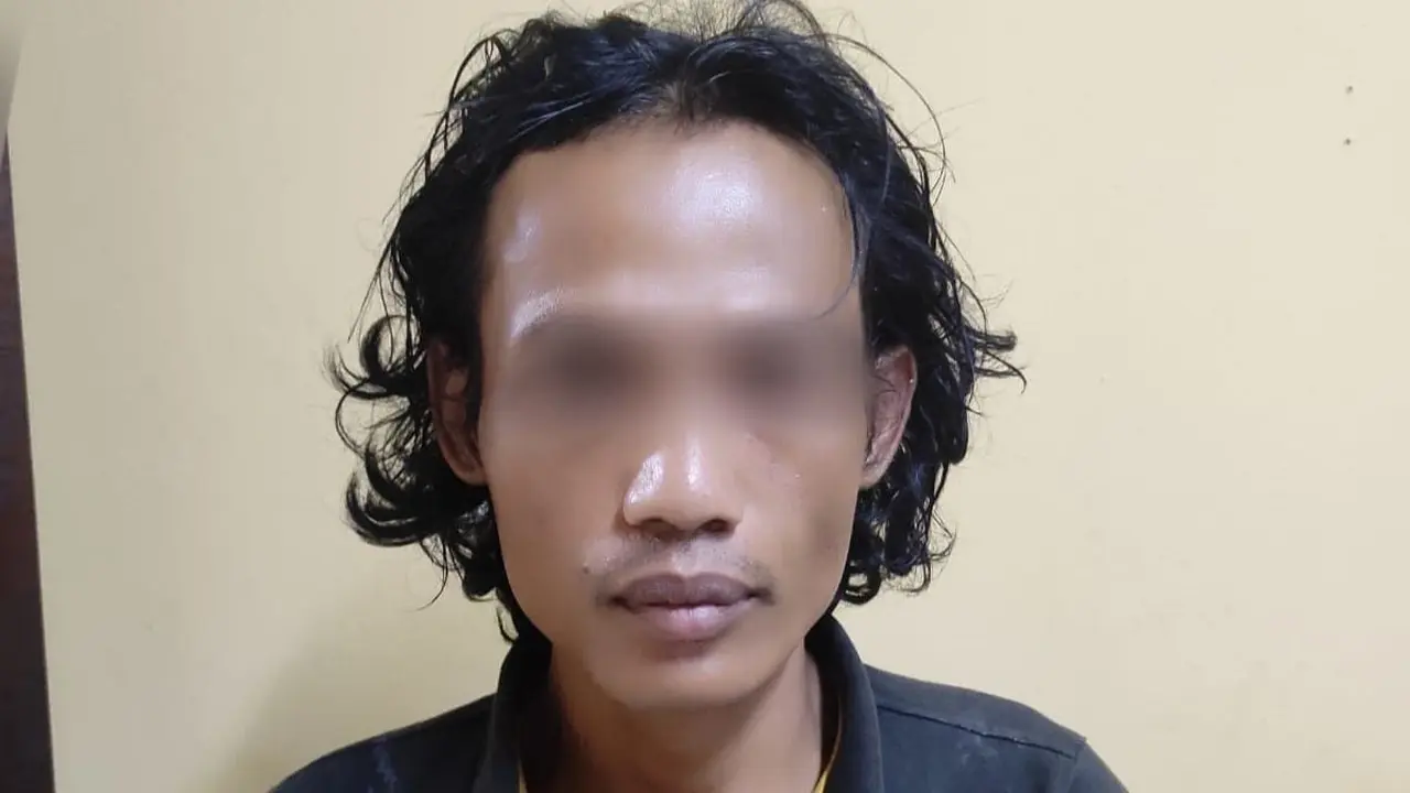 Pelaku pencurian lampu billboard berinisial SS (37) di Tanjung Duren, Jakarta Barat.
