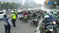 Ulah para pemotor nekat yang melintas di Jalan Layang Non Tol Casablanca (JLNT) beberapa hari terakhir menjadi sorotan.