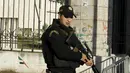 Petugas polisi saat berjaga disekitar lokasi serangan bom di Tunisia, (25/11). Akibat peristiwa ini pemerintah Tunisia memberlakukan keadaan darurat nasional. (REUTERS/Zoubeir Souissi)