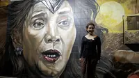 Menteri Susi Pudjiastuti mendatangi lokasi lukisan mural yang memajang gambar dirinya bak Wonder Woman di tembok Restoran Kusumasari Solo