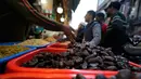 Umat Muslim Kashmir berbelanja untuk kebutuhan bulan suci Ramadan di sebuah pasar di Srinagar, Rabu 18 Februari 2026. Kurma merupakan buah favorit dan harus ada saat bulan suci Ramadan. (AP Photo/Mukhtar Khan)