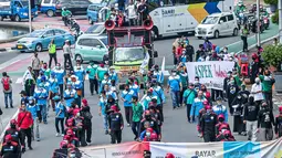 Buruh dari KSPI melakukan demonstrasi di kawasan Patung Kuda, Jakarta, Senin (12/4/2021). Buruh menutut pembayaran THR 2021 secara penuh, meminta MK membatalkan Omnibus Law, pemberlakuan UMSK, dan mendesak Kejaksaan Agung mengusut dugaan korupsi BPJS Ketenagakerjaan. (Liputan6.com/Faizal Fanani)