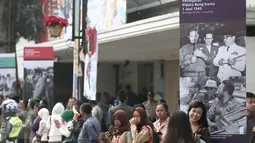 Sejumlah pelajar pun antusias memadati Jalan Asia Afrika, Bandung, untuk menyaksikan kemeriahan Parade Seni Budaya, Rabu (1/6). Hari Lahir Pancasila 1 Juni 2016 dirayakan dengan meriah di Kota Kembang tersebut. (Liputan6.com/Faizal Fanani)