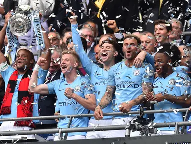 Para pemain Manchester City merayakan gelar juara Piala FA setelah mengalahkan Watford pada laga final di Stadion Wembley, London, Sabtu (18/5). City menang 6-0 atas Watford. (AFP/Glyn Kirk)