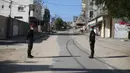 Sejumlah polisi berjaga saat lockdown di Kota Rafah, Jalur Gaza, Palestina, 19 Desember 2020. Lockdown penuh dan jam malam diberlakukan di Tepi Barat dan Jalur Gaza untuk mengendalikan meningkatnya jumlah infeksi dan kematian akibat COVID-19. (Xinhua/Khaled Omar)