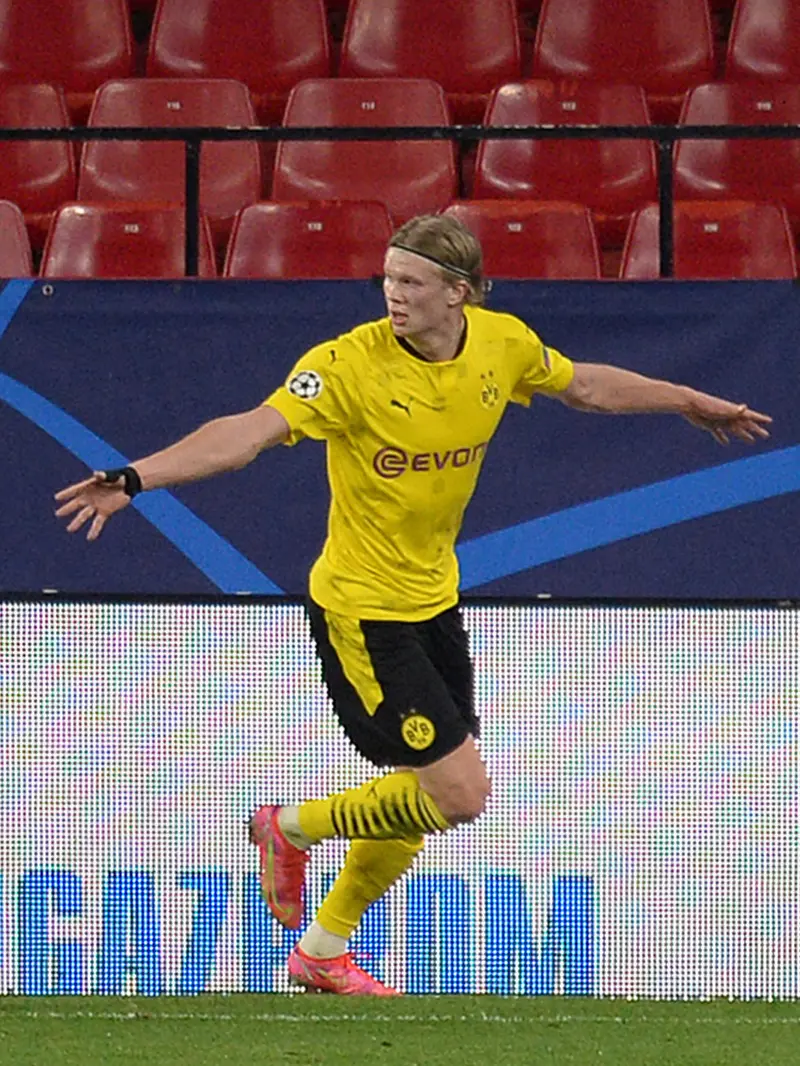 Erling Haaland merayakan gol bersama Dortmund di Liga Champions