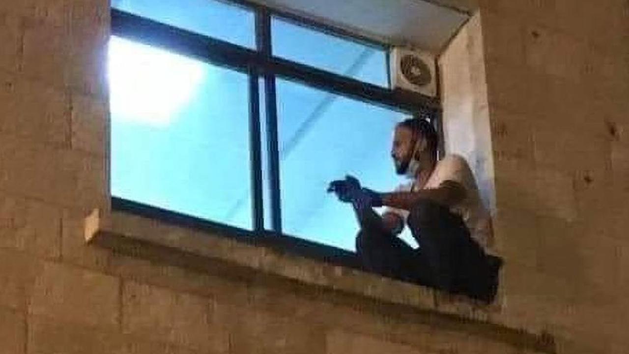 Rela Panjat Tembok Rumah Sakit, Kisah Pria yang Ingin Temani Ibundanya Ini Bikin Haru