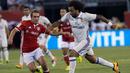 Pemain Real Madrid, Marcelo, berusaha melewati pemain Bayern Munchen, Philipp Lahm, pada laga lanjutan International Champions Cup 2016 di MetLife Stadium, New Jersey, AS, Kamis (4/8/2016) pagi WIB. (AFP/Don Emmert)