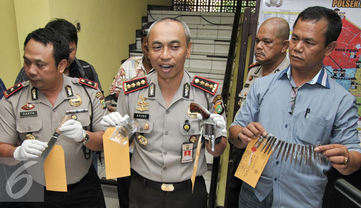 Kapolres Metro Jaktim Kombes Pol Agung Budidjono menunjukan barang bukti saat rilis di Polsek Pulogadung, Jakarta Timur (26/8). Polsek Pulogadung rilis penangkapan tersangka kejahatan curanmor di Jakarta Timur. (Liputan6.com/Yoppy Renato)
