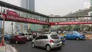 Pengendara melintas melintas di bawah jembatan penyeberangan orang (JPO) di Bundaran HI, Jakarta, Selasa (24/7). Pemprov DKI berencana merobohkan JPO tersebut karena menghalangi pandangan ke Patung Selamat Datang. (Liputan6.com/Arya Manggala)