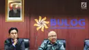 Pengacara Perum Bulog Yusril Ihza Mahendra bersama dengan Direktur SDM dan Umum Wahyu Suparyono bersiap memberi keterangan di kantor Bulog, Jakarta, Senin (25/9). (Liputan6.com/Angga Yuniar)