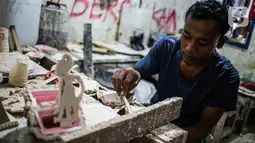 Pekerja menyelesaikan pembuatan plakat di Industri Rumahan Pluit, Penjaringan, Jakarta Utara, Rabu (30/10/2019). Plakat yang terbuat dari bahan baku resin plastik tersebut dijual dengan harga Rp 50.000 hingga Rp 100.000. (Liputan6.com/Faizal Fanani)