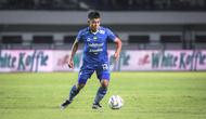 Pemain Persib Bandung, Febri Hariyadi mengontrol bola pada laga lanjutan pekan ke-3 BRI Liga 1 2023/2024 antara Persib Bandung melawan Dewa United FC di Stadion Gelora Bandung Lautan Api (GBLA), Bandung, Jumat (14/07/2023). (Bola.com/Bagaskara Lazuardi)