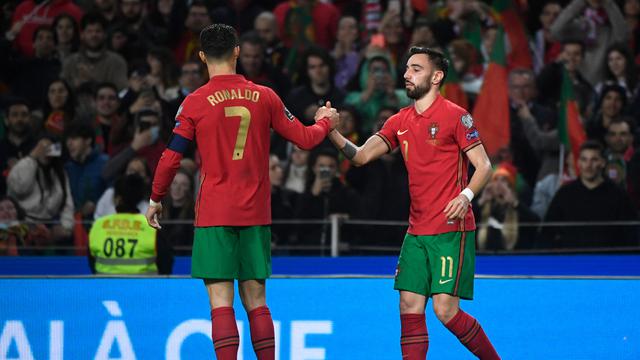 Bruno Fernandes merayakan gol bersama Ronaldo saat Portugal melawan Makedonia Utara di play-off Piala Dunia 2022.