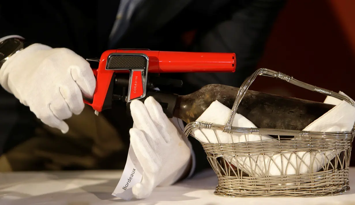 Seorang sommelier menggunakan Coravin alat khusus pembuka botol bir anggur dari abad ke-19 yang disimpan dalam ruang bawah tanah di Kastil Becov di Becov nad Teplou, Republik Ceko, (22/5/2016).  (REUTERS/David W Cerny)
