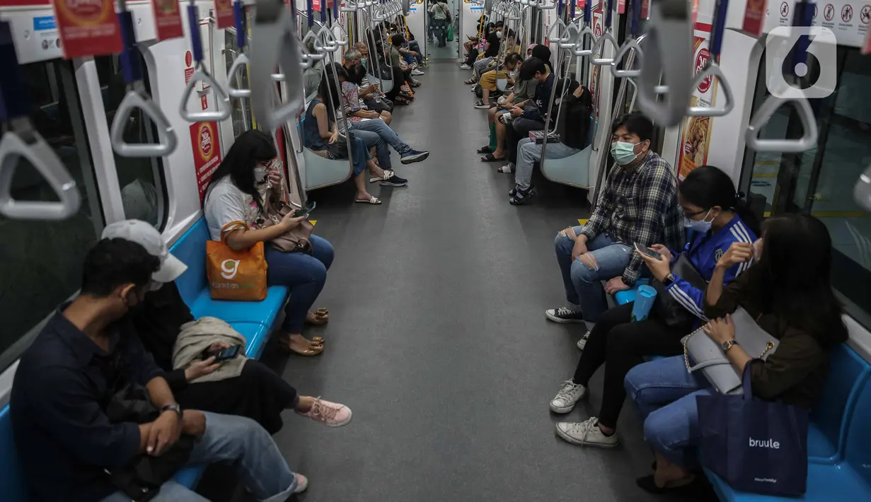 Penumpang menaiki moda transportasi MRT di Stasiun Bundaran HI, Jakarta, Sabtu (18/2/2023). Direktur Jenderal Perkeretaapian resmi menetapkan MRT Jakarta sebagai Objek Vital Transportasi Bidang Perkeretaapian. Hal itu tercantum dalam Keputusan Direktur Jenderal Perkeretaapian Nomor KP-DJKA 38 Tahun 2023 tanggal 10 Februari 2023. (Liputan6.com/Faizal Fanani)