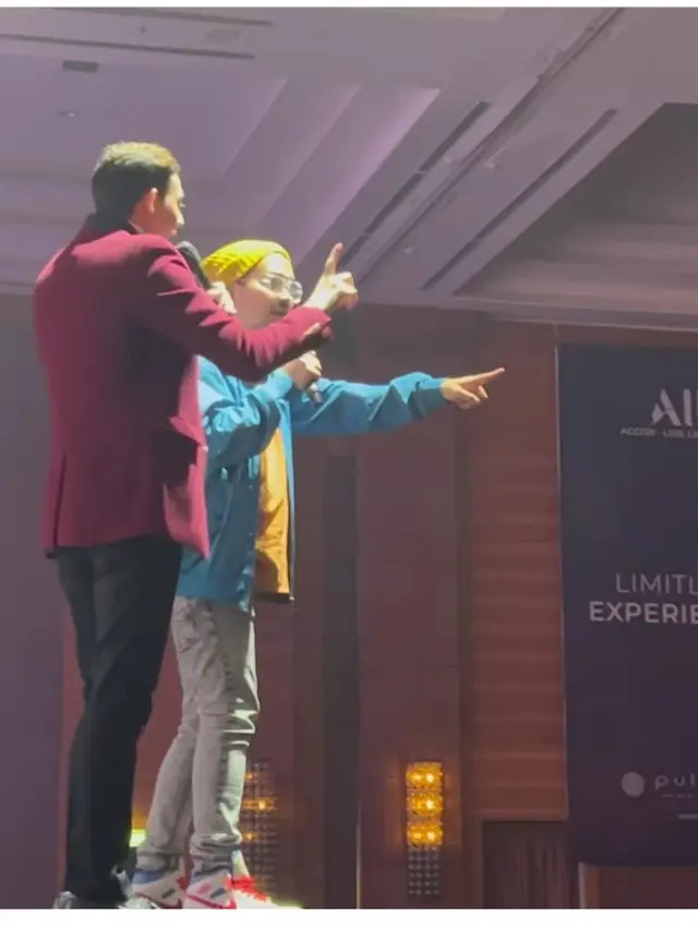 Comeback Indra Bekti jadi host konser boyband asal Inggris, Blue di Jakarta (Foto: Instagram dhila_bekti)