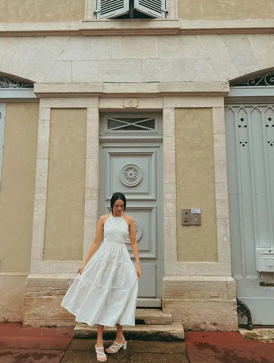 Jangan lupa bawa dress putih untuk gaya liburan trendi seperti Anya Geraldine