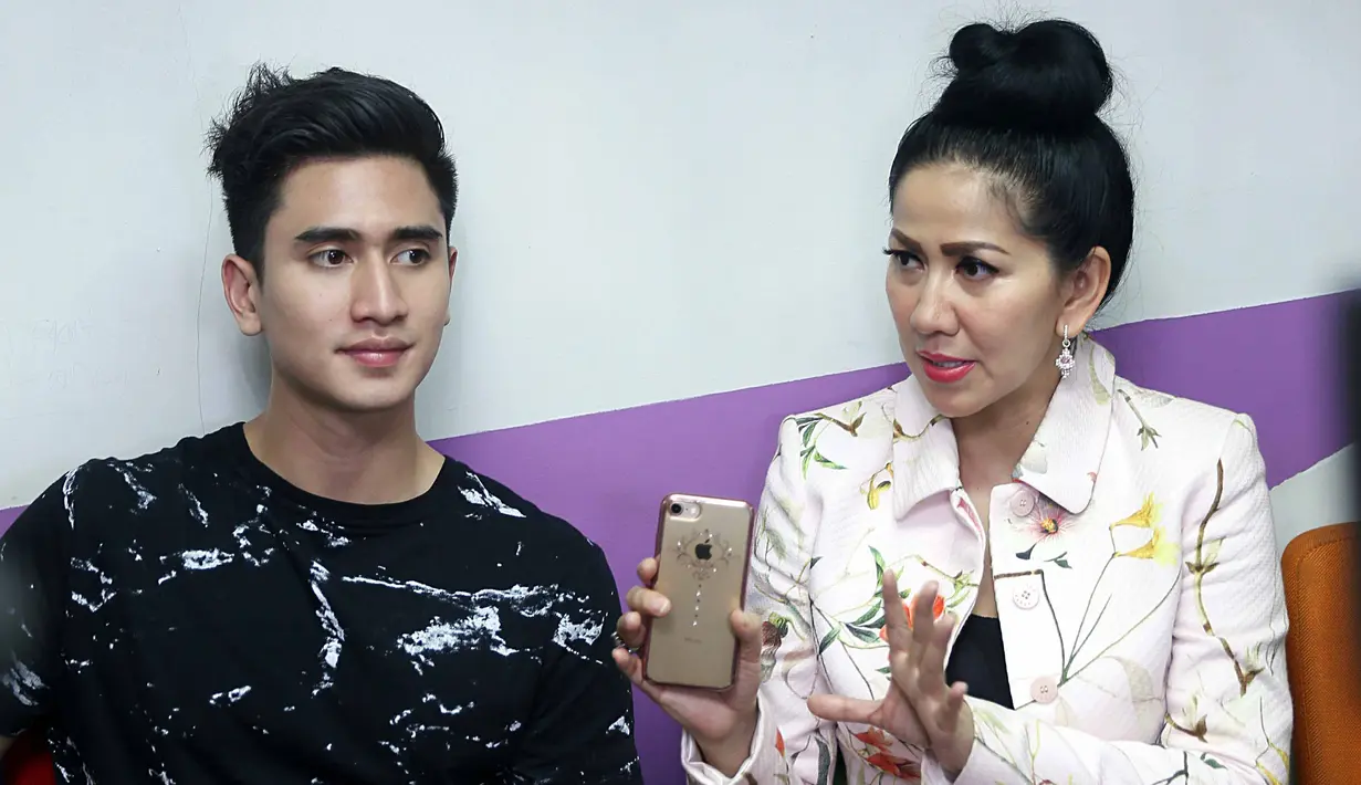 Venna Melinda, ibunda Verrel juga mengaku senang melihat pribadi Natasha Wilona. Artis senior yang kini menjadi Anggota DPR itu melihat anaknya baik. (Nurwahyunan/Bintang.com)