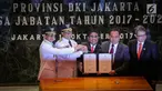 Gubernur dan Wagub DKI Jakarta Anies Baswedan (kedua kiri) dan Sandiaga Uno (kiri) berfoto bersama Dirjen Otonomi Daerah Kemendagri Sumarsono, Sekda DKI Jakarta Saefullah usai sertijab di Balai Kota, Jakarta, Senin (16/10). (Liputan6.com/Faizal Fanani)