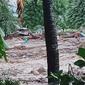Banjir Bandang melanda Flores Timur, Nusa Tenggara Timur (NTT) pada Minggu (4/4/2021). (Foto: Dokumentasi BNPB)