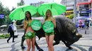 Dua aktivis wanita dari PETA memakai bikini daun selada saay saat mempromosikan gaya hidup vegan di Istanbul, Turki (17/8). Kampanye hidup vegan ini akan berlanjut ke negara Amerika Serikat dan Eropa. (AFP Photo/Yasin Akgul)