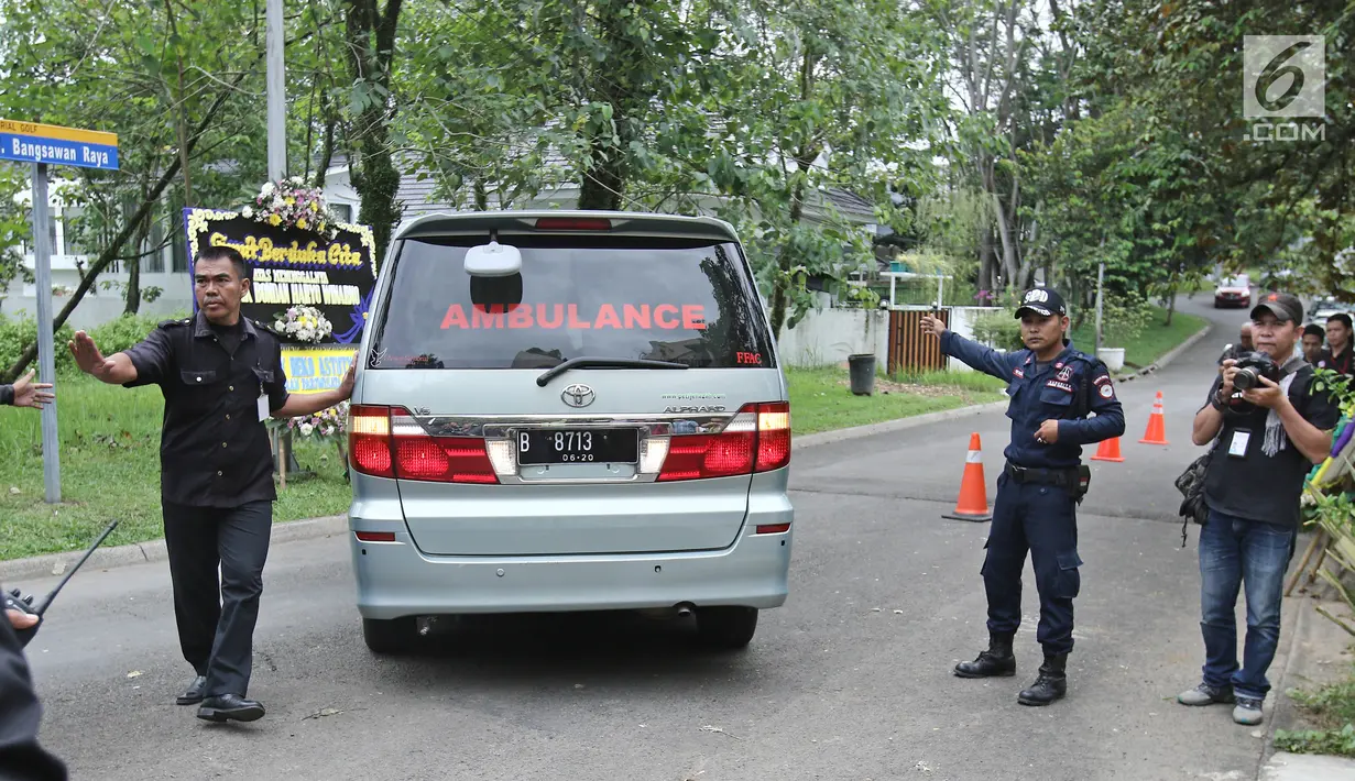 Mobil ambulans yang membawa jenazah pakar kuliner Bondan Winarno memasuki kompleks rumah duka di Sentul, Bogor, Rabu (29/11). Jenazah Bondan tiba dari RS Harapan Kita bersama rombongan keluarga dan iringan beberapa mobil. (Liputan6.com/Herman Zakharia)