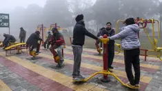 Orang-orang berolahraga di tengah kabut tebal selama hari yang dingin di sebuah taman di Amritsar, India (30/12/2019). India saat ini mengalami musim dingin dengan hari dingin terpanjang dalam 22 tahun terakhir. (AFP/Narinder Nanu)