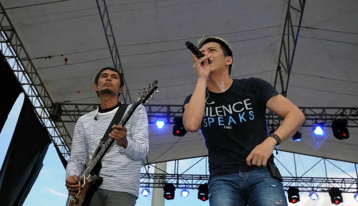 Bersama Lukman Hakim, vokalis band Noah, Ariel tampil memanaskan Sirkuit Sentul, Bogor, (7/12/2014) usai perhelatan Yamaha ASEAN Cup Race (YACR) ke-11. (Liputan6.com/Helmi Fithriansyah)