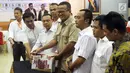 Wakil Ketua Umum Partai Gerindra Sufmi Dasco Ahmad bersama pengurus DPP Gerindra menunjukkan berkas pengajuan bakal caleg di kantor KPU, Jakarta, Selasa (17/7). (Liputan6.com/Johan Tallo)