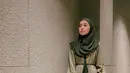 Tampil simple, Lesti Kejora padukan long dress hijau dengan hijab senada dan sneakers [@lestykejora]