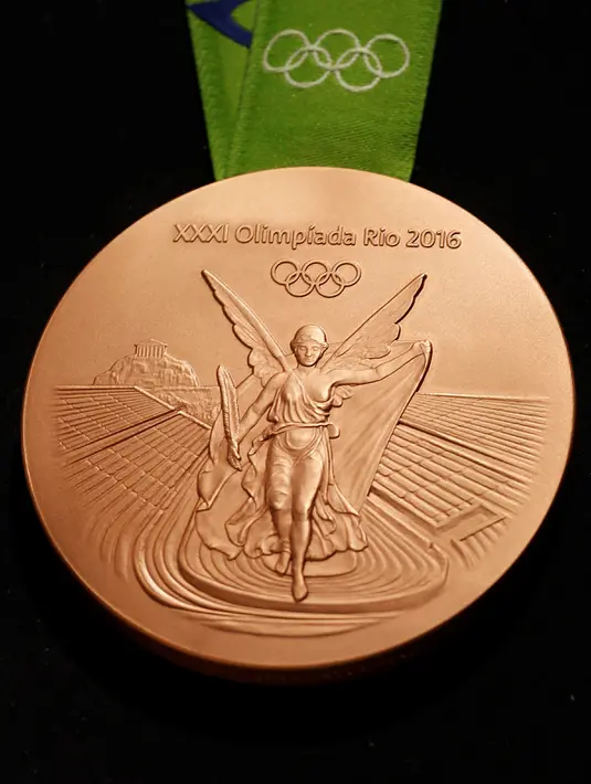 Medali perunggu Olimpiade 2016 saat diluncurkan di Rio de Janeiro, Brasil (14/6). Menurut penyelenggara, medali tersebut didesain berdasarkan kekuatan alam dan mewakili kekuatan pahlawan Olimpiade. (Reuters/ Sergio Moraes)