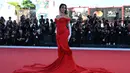 Model cantik Georgina Rodriguez menjadi pusat perhatian saat menghadiri pemutaran film "Enea" dalam Venice Film Festival. (GABRIEL BOUYS/AFP)