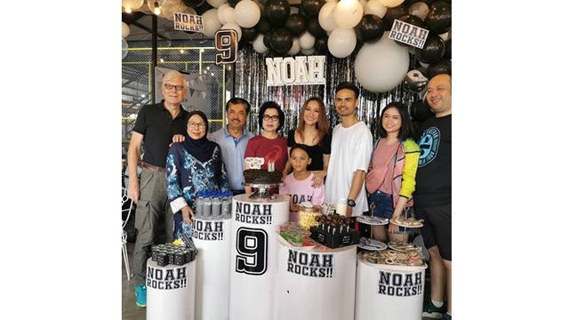 6 Momen Noah Sinclair Bareng Kakek Nenek, Selalu Diperhatikan