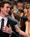 Taylor Swift adalah salah satu ikon penyanyi dunia. Ia miliki seorang adik tampan yang bernama Austin Swift. (Bustle)