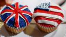 Karyawan memperlihatkan cupcakes edisi khusus untuk menghormati pernikahan Pangeran Harry dan Meghan Markle di Hummingbird Bakery, London, 11 Mei 2018. Pernikahan Harry dan Meghan digelar 19 Mei esok di Kapel St. George, Istana Windsor. (AFP/Tolga AKMEN)