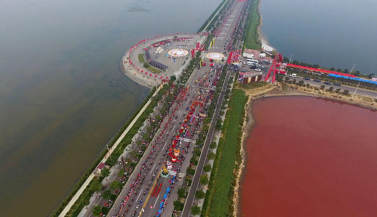 Air danau di Tiongkok tiba-tiba berubah jadi merah, Shanxi, Tiongkok, Minggu (25/9). Penyebab berubahnya warna air danau tersebut ternyata adalah ganggang. (REUTERS/Wei Liang)