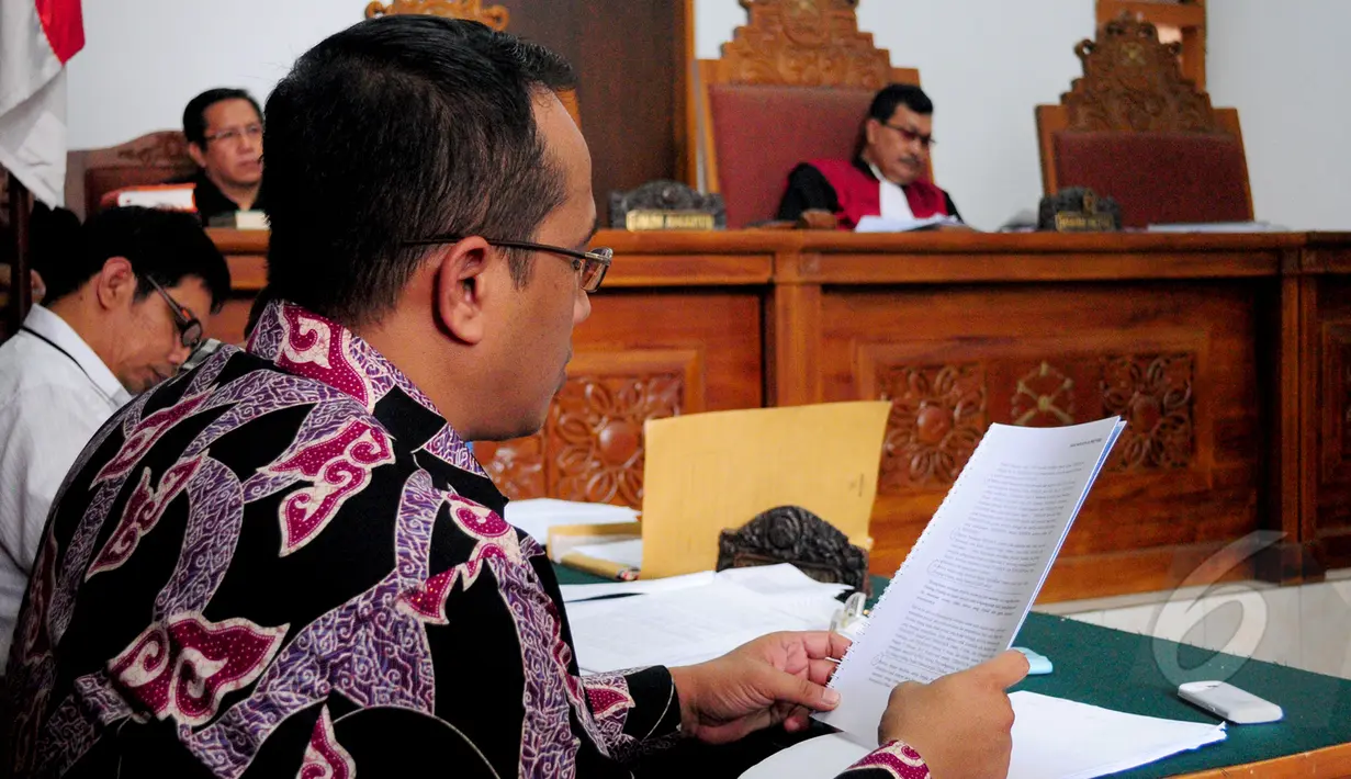 Kuasa hukum Sutan Bhatoegana membacakan permohonan saat  praperadilan Sutan Bhatoegana di Pengadilan Negeri Jakarta Selatan (PN Jaksel), Jakarta, Senin (6/4/2015). (Liputan6.com/Yoppy Renato)