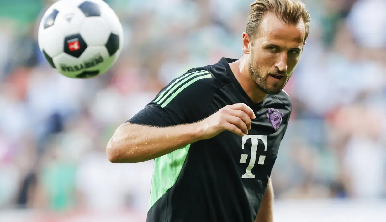 Harry Kane sendiri menjalani debut manis dengan torehan satu gol dan satu assist. (Axel Heimken/dpa via AP)
