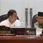 Presiden Joko Widodo berbincang dengan Wakil Presiden Ma'ruf Amin saat memimpin rapat terbatas di Kantor Presiden, Jakarta, Senin (9/12/2019). Ratas tersebut membahas pelaksanaan program kredit usaha rakyat tahun 2020. (Liputan6.com/Angga Yuniar)