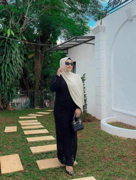 Tasyi memilih memadukan penampilannya dengan hijab cokelat muda yang juga polos. [Foto: Instagram/tasyiiathasyia]