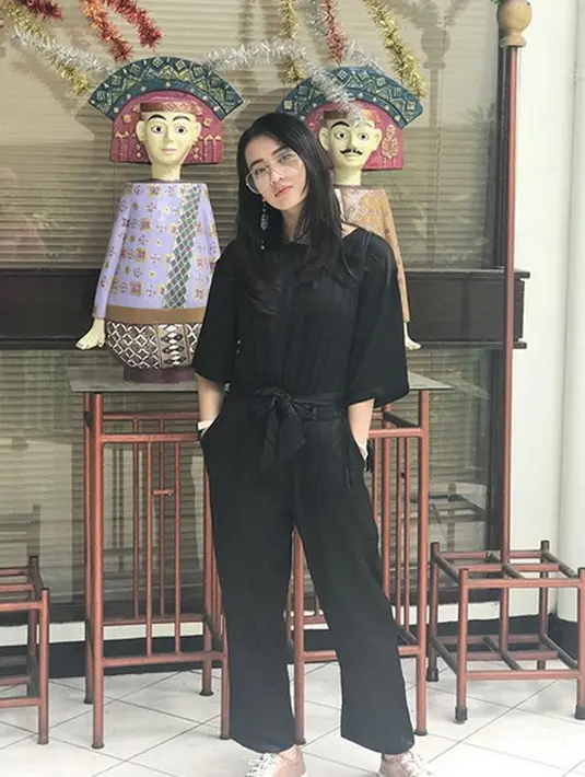 Bukan hal yang mudah diterima saat kehilangan barang berharga, seperti Dea Anissa yang kehilangan kamera Canon EOS C500 yang ternyata memiliki nilai lebih Rp 200 dari 200 juta. (Instagram/deaaannisa)