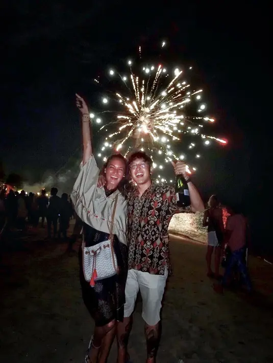 Nadine dan Dimas Anggara terlihat menikmati malah tahun baru bersama. Gemerlap kembang api semakin menambah kerceriaan pasangan ini. (Foto: instagram.com/dimsanggara)