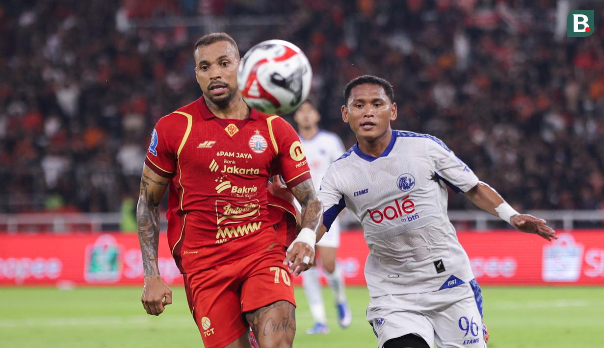 Gustavo Almeida (kiri) berebut bola dengan Iksan Lestaluhu (kanan) saat pertandingan Persija Jakarta vs Arema FC BRI Super League pekan ke-20 yang berlangsung di Stadion Utama Gelora Bung Karno, Minggu (8/2/2026) malam WIB. (Bola.com/Abdul Aziz)