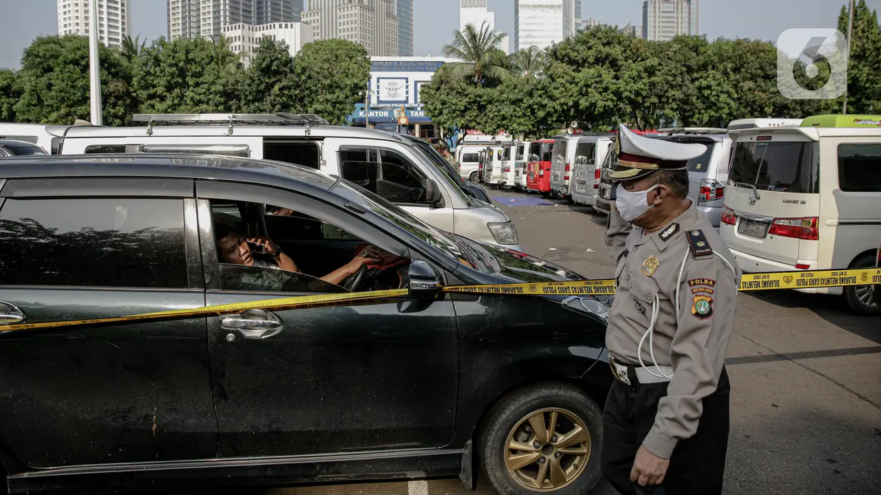 FOTO: Nekat Angkut Pemudik, 115 Kendaraan Travel Gelap Diamankan Polda Metro Jaya